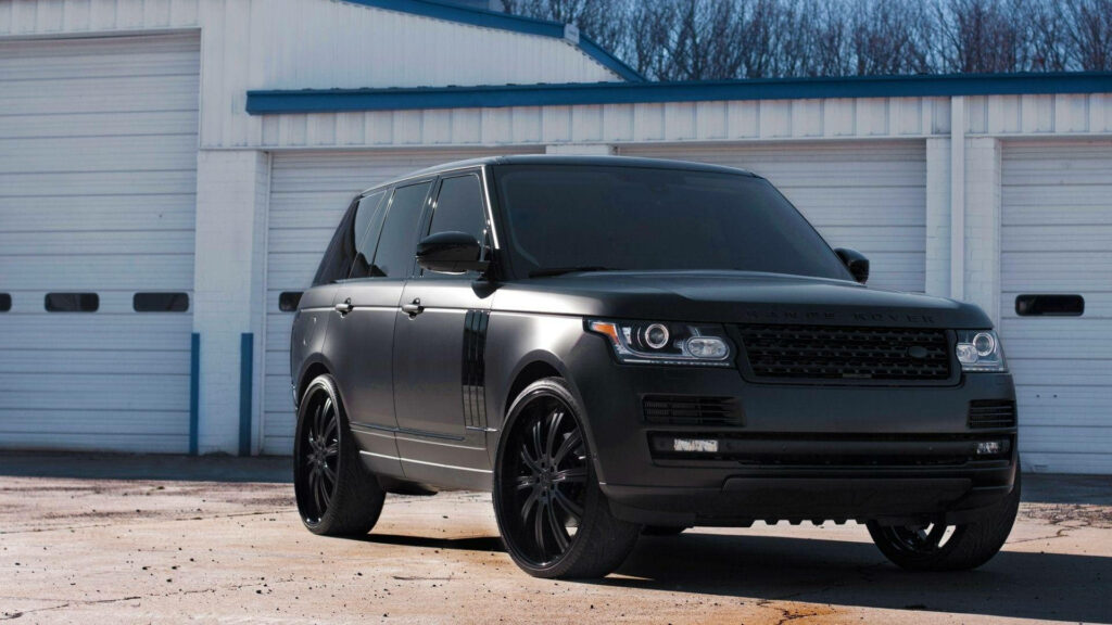 Sleek Black Range Rover 4K Wallpaper: Luxury SUV at Modern Gate
