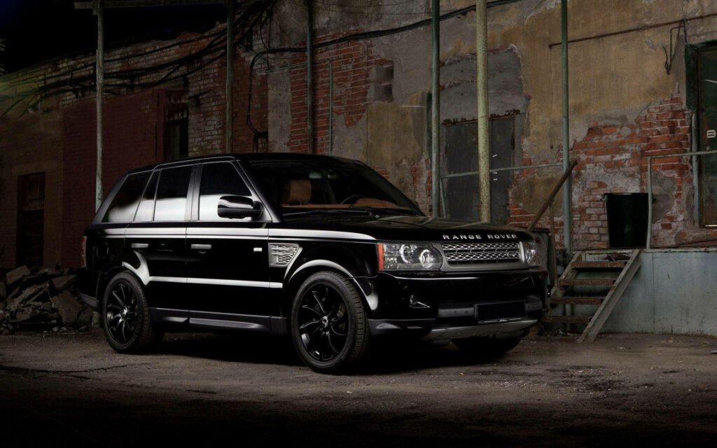 Sleek Black Range Rover 4K Wallpaper: Luxury Meets Rustic Charm