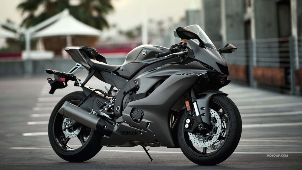 Urban Wallpaper: Sleek Black Yamaha R6 Motorcycle in Matte Finish