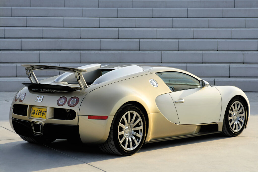 Sleek Bugatti Veyron Wallpaper: Luxurious Design & Iconic Style