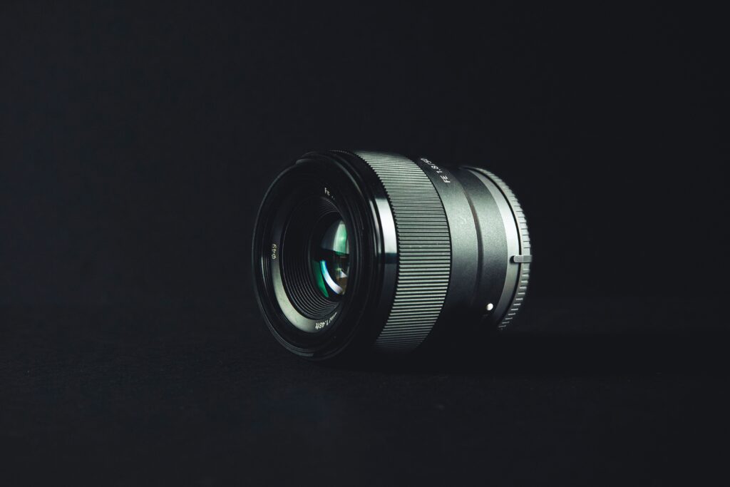 Modern Camera Lens Wallpaper: Sleek Design on Black Background