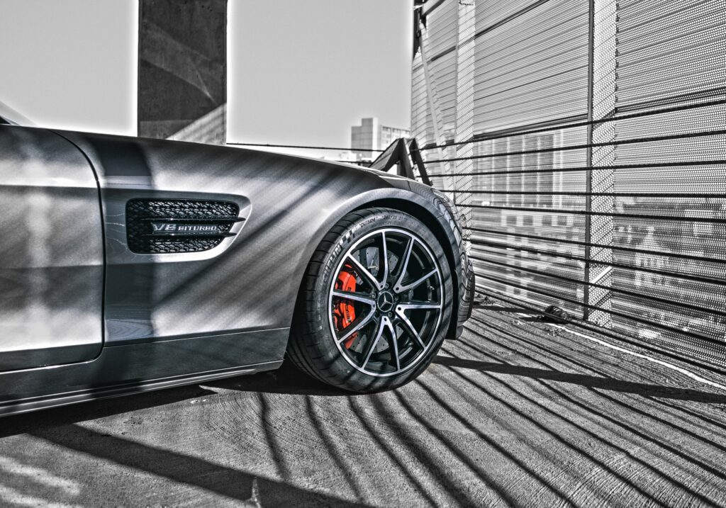 Sleek Car Wallpaper: Urban Side View with Stylish Wheels & Red Calipers