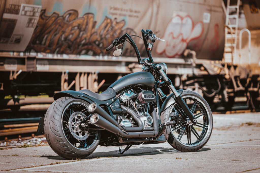 Sleek Chopper Motorcycle Wallpaper: Bold Design & Urban Vibe