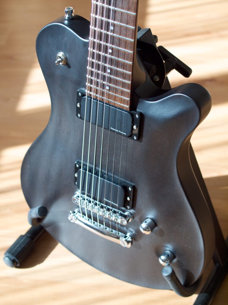 Elegant Electric Guitar Wallpaper: Sleek Design for Music Lovers