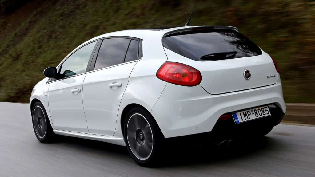 Dynamic Fiat Bravo 2012 Wallpaper: Sporty Design in Motion