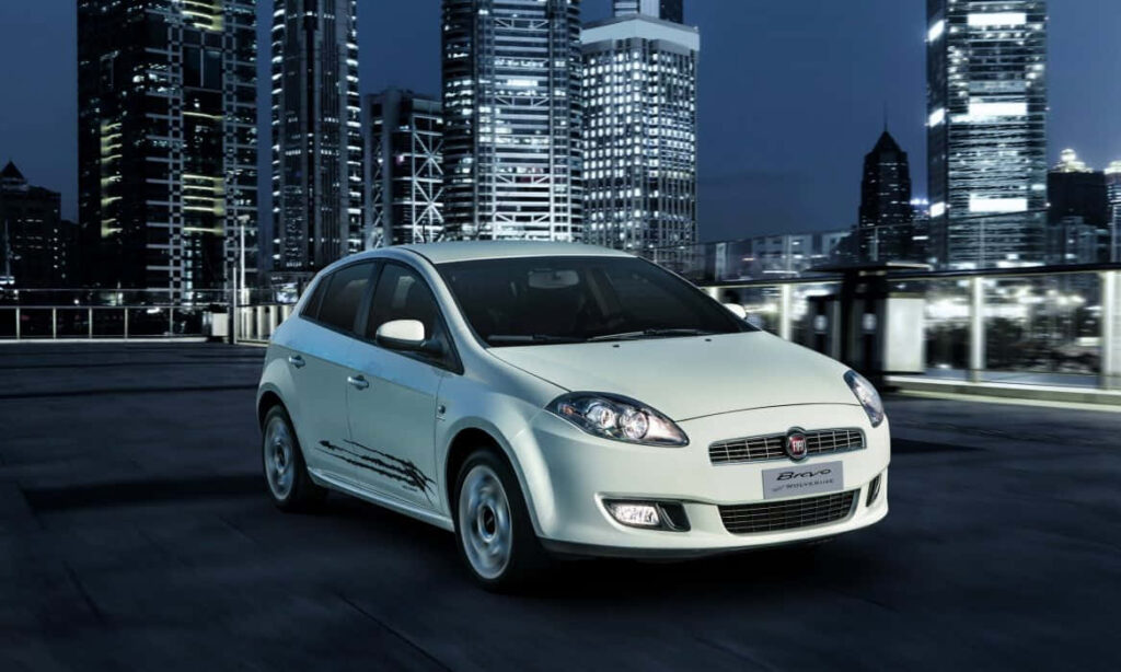 Fiat Bravo Night Drive Wallpaper: Urban Skyline & Skyscrapers
