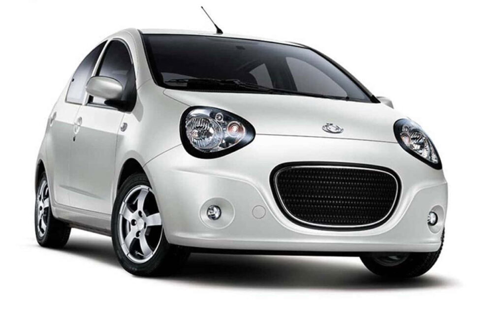 Sleek Geely Automobile Wallpaper: Modern Style in Urban Setting
