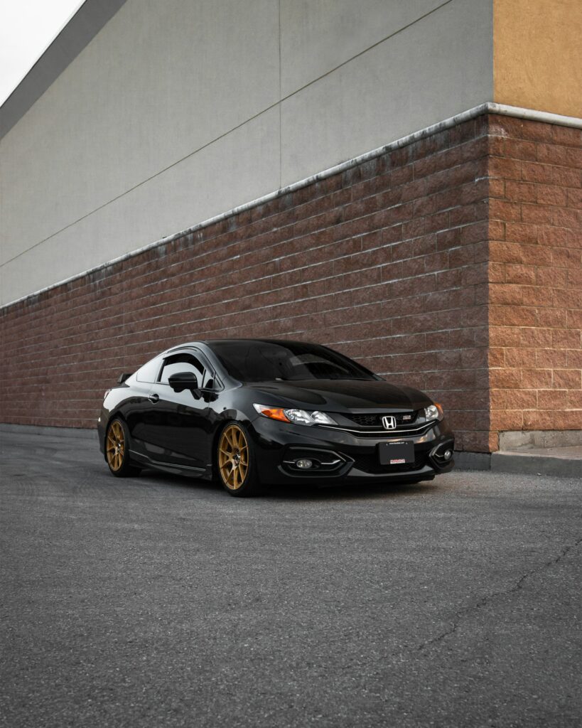 Sleek Honda Civic Si Side View Wallpaper in Urban Setting