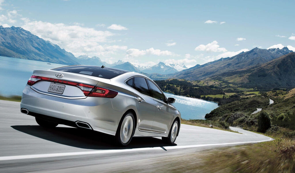 Elegant Hyundai Azera Wallpaper: Scenic Drive with Mountains & Lake