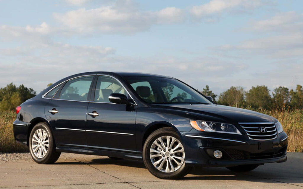Sleek Hyundai Azera Wallpaper: Elegant Design & Smooth Curves