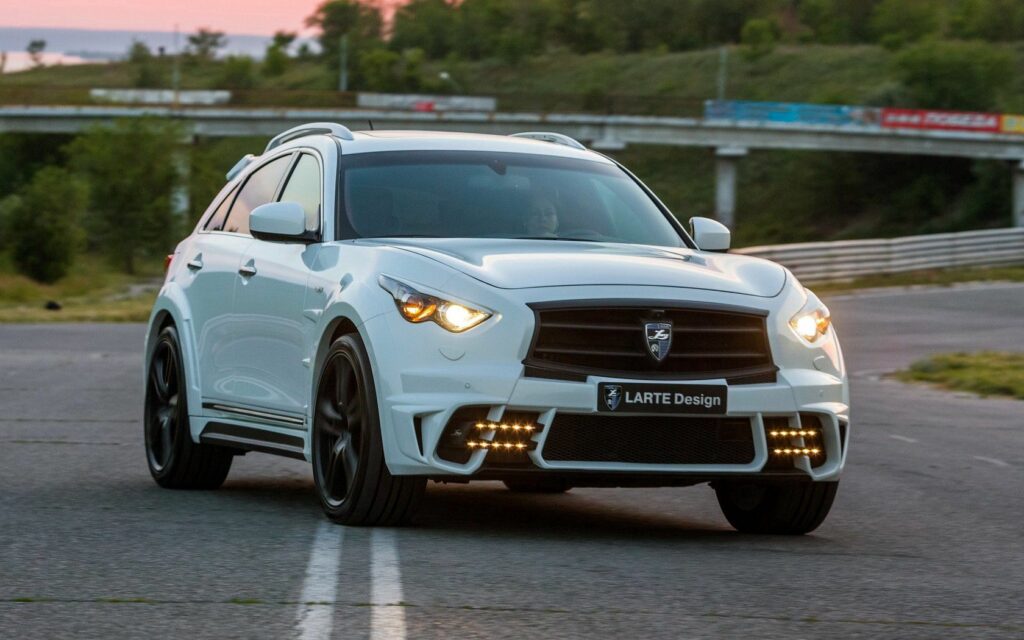 Sleek Infiniti QX70 Wallpaper: Dynamic White Sporty Design