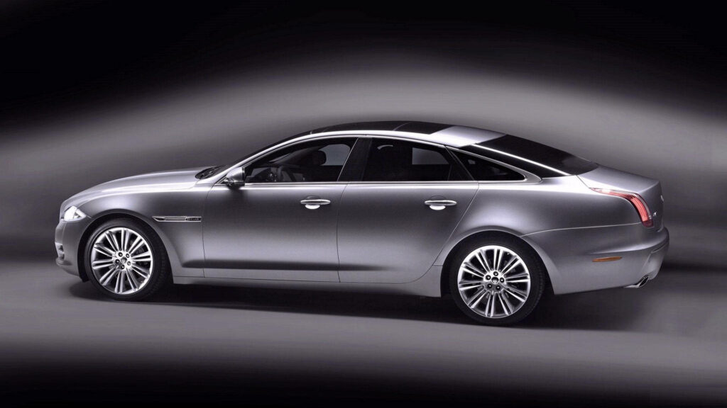 Sleek Jaguar Wallpaper: Luxurious & Sporty Design on Dark Background