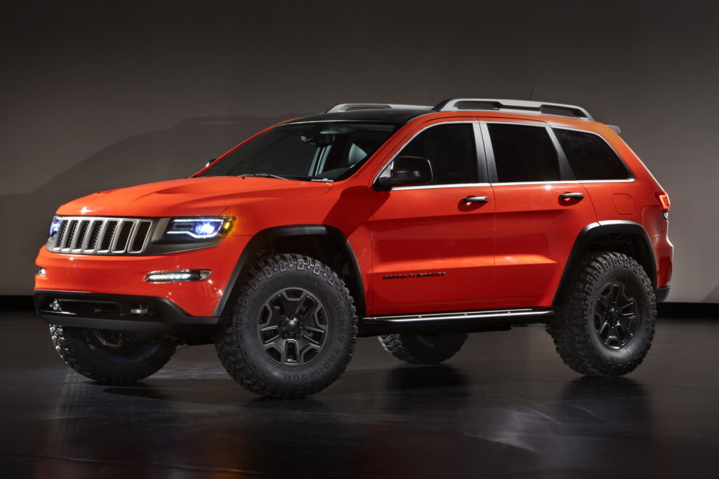 Striking Jeep Grand Cherokee Wallpaper: Mopar Mods & Robust Design