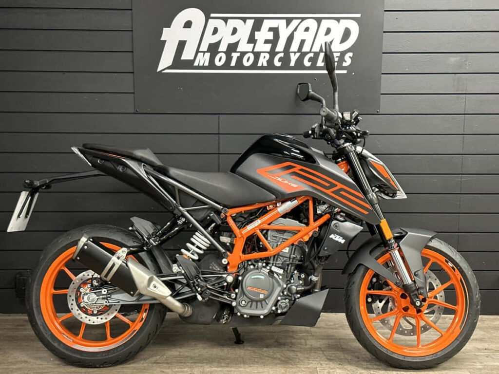 Sleek KTM Duke 125 Black & Orange Wallpaper - Appleyard Motorcycles