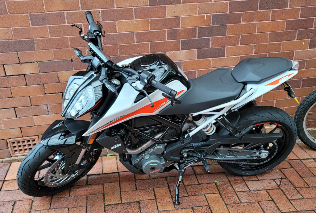 Vibrant KTM Duke 390 Wallpaper: Aggressive Design & Bold Accents