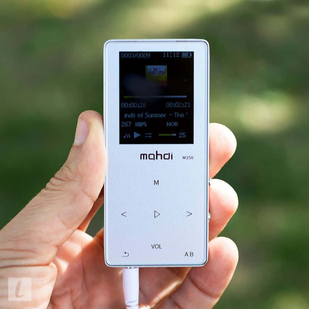 Minimalist Mahdi M350 MP3 Player Close-Up with Touchscreen Design Wallpaper