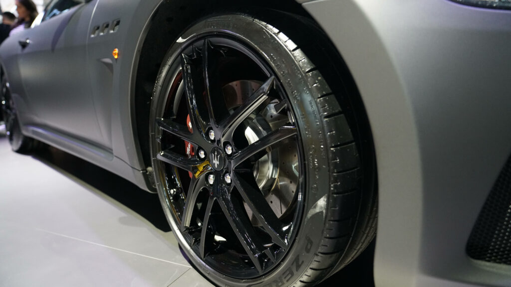 Close-Up Maserati Wheel Wallpaper: Glossy Rims & Sporty Design