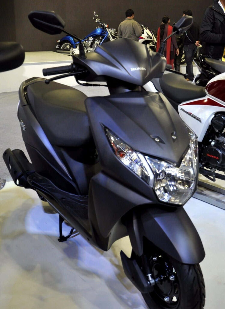 Stylish Matte Grey Honda Dio Wallpaper: Modern Design & Dynamic Appeal