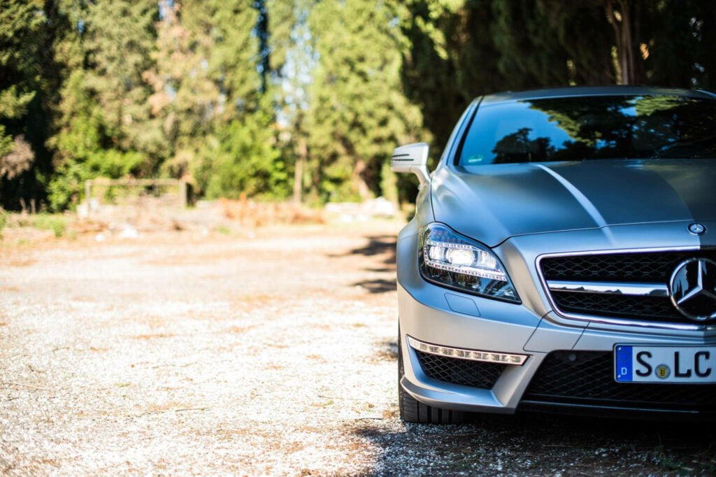 Sleek Mercedes-Benz CLS-Class Roadster Wallpaper in Lush Greenery