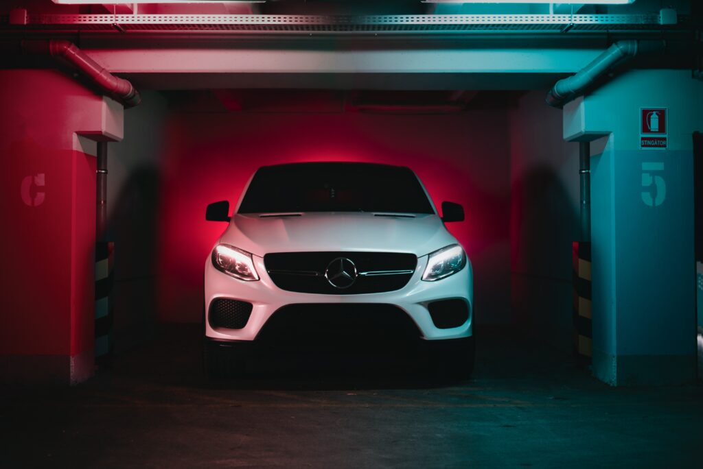 Modern Mercedes-Benz GLE 350d Wallpaper: Bold Design in Garage