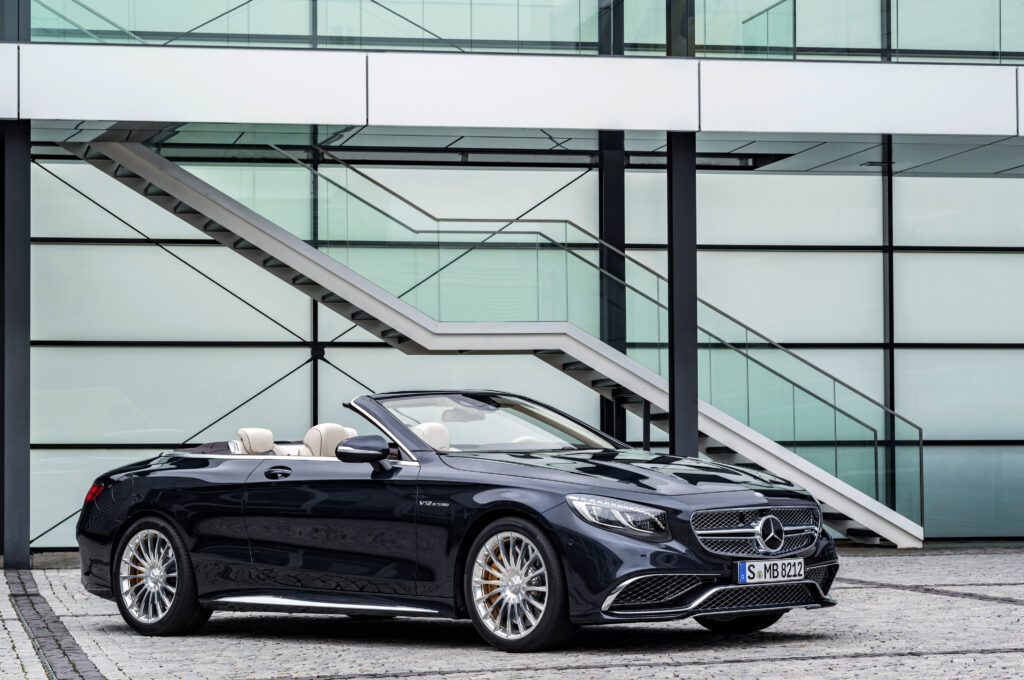 Sleek Mercedes-Benz S-Class Cabriolet in Modern Architectural Setting Wallpaper