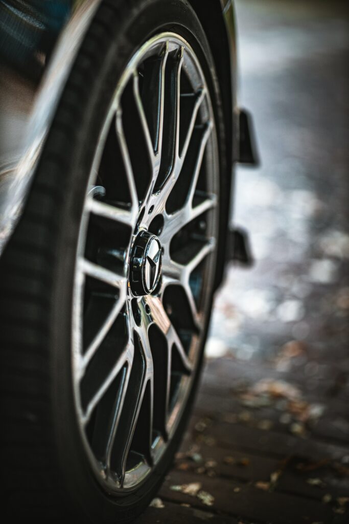 Close-Up of Luxurious Mercedes-Benz Wheel: Precision & Design Wallpaper