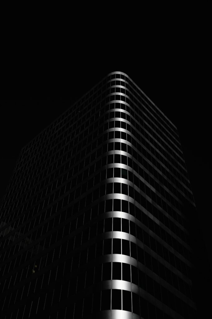 Modern Geometric Building Wallpaper: Sleek Black and Dark Theme