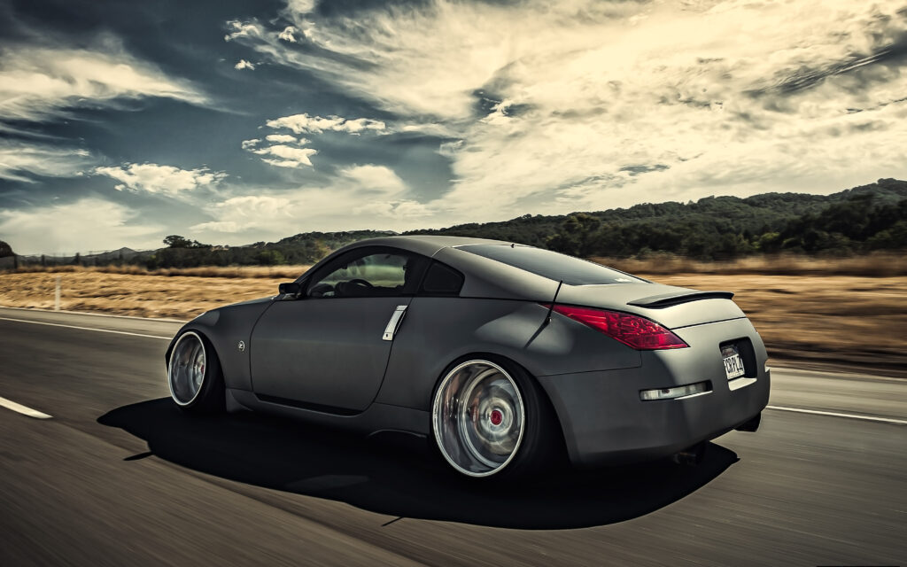 Sleek Nissan 350Z Wallpaper: Side View with Speed and Freedom