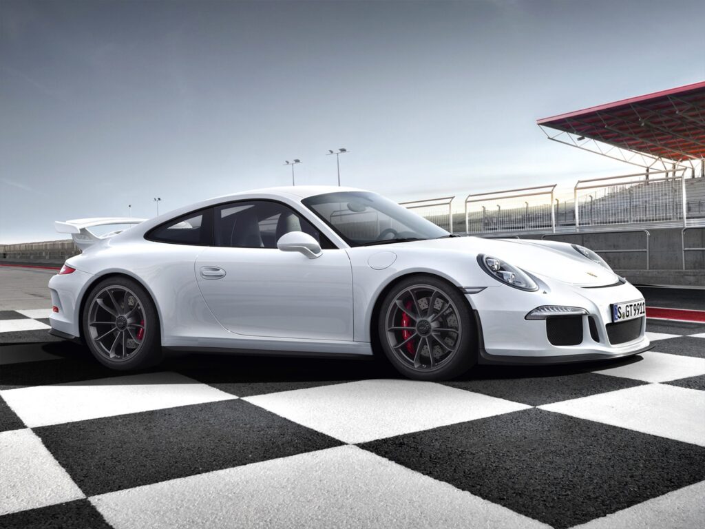 Sleek Porsche 911 GT3 Wallpaper: Stylish Design on Racetrack