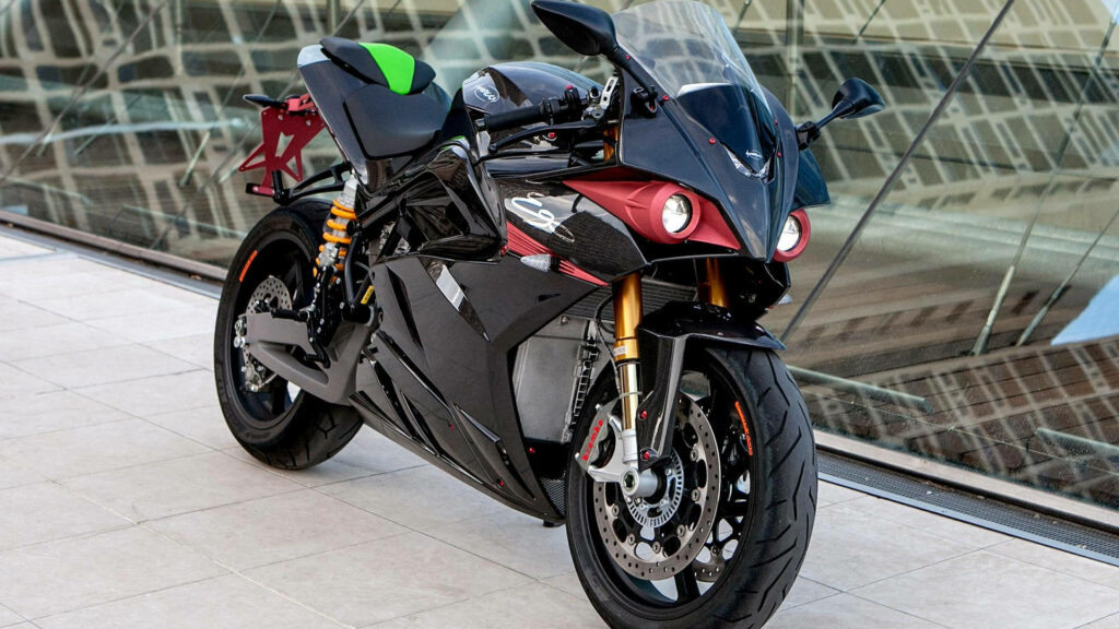 Sleek Pulsar RS200 Motorcycle Wallpaper with Modern Architecture