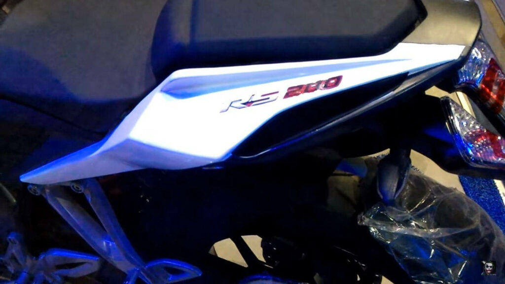 Sleek Pulsar RS200 Wallpaper: Stylish Design & Bold RS200 Logo