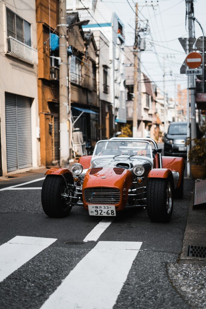 Classic Racing Car Wallpaper: Sleek Design on Urban Street