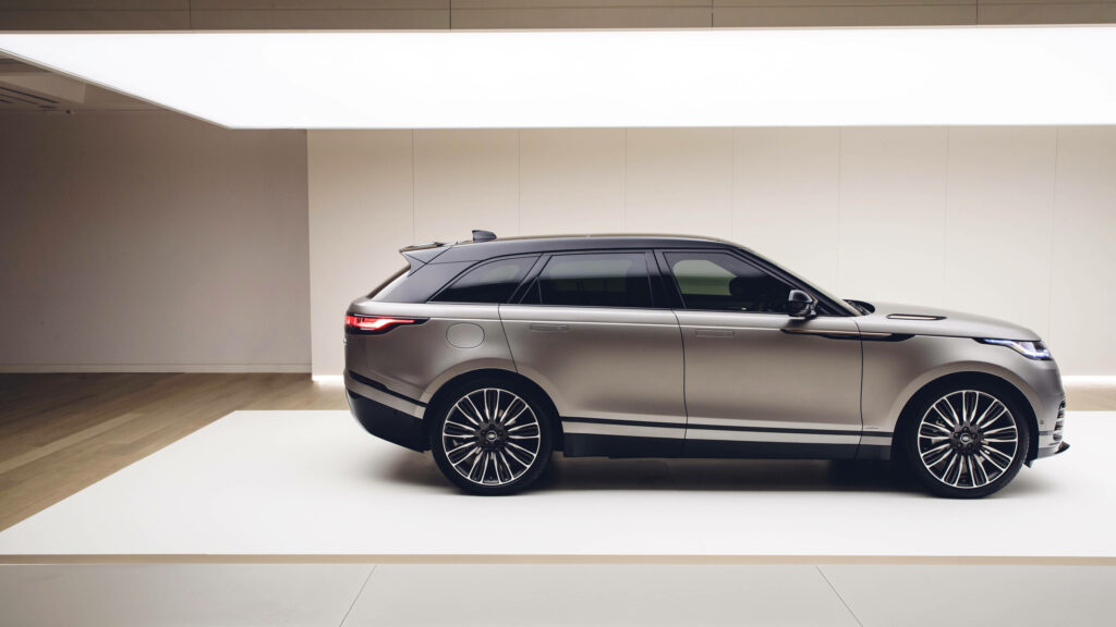 4K Range Rover Wallpaper: Sleek Design & Luxury in Minimalist Setting