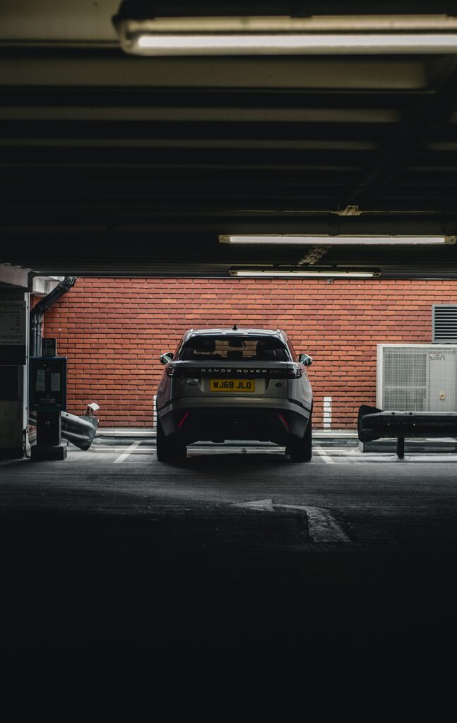 Sleek Range Rover SUV: Urban Parking Wallpaper with Modern Design