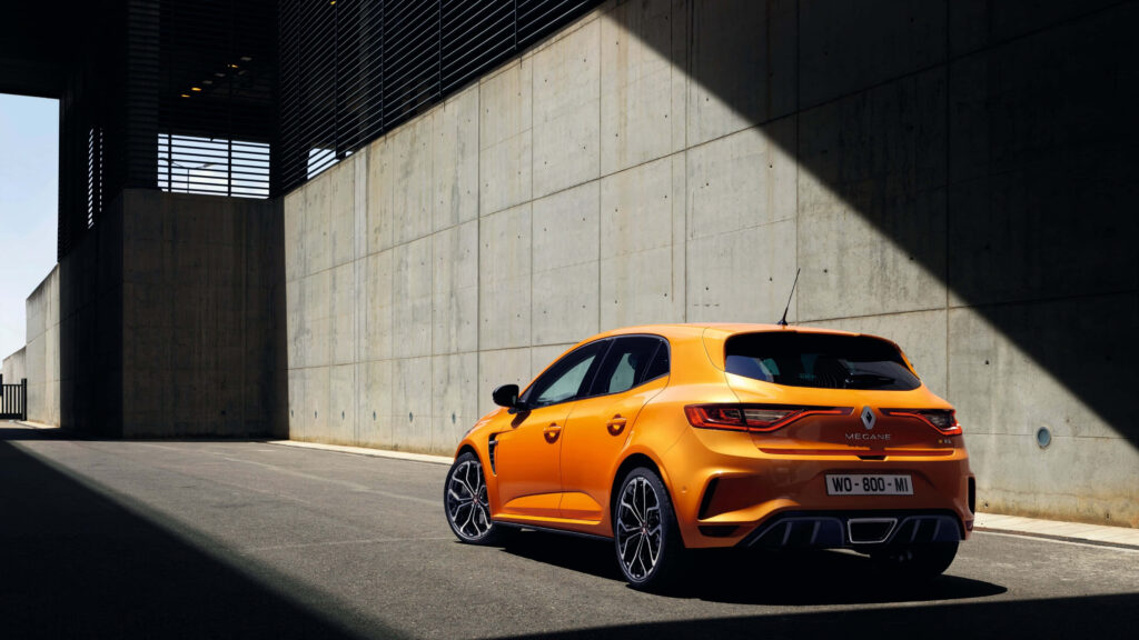 Renault Megane Dynamic Wallpaper: Urban Elegance Under Dramatic Light