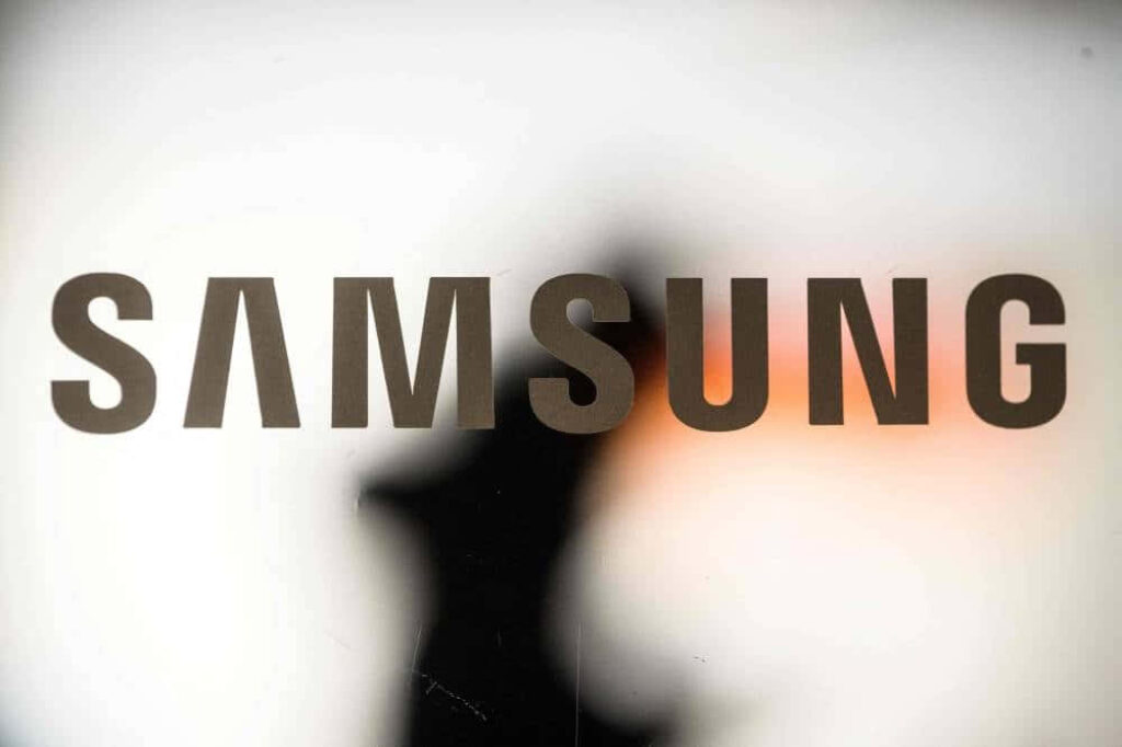 Sleek Minimalist Samsung Logo Wallpaper with Blurred Gradient Background