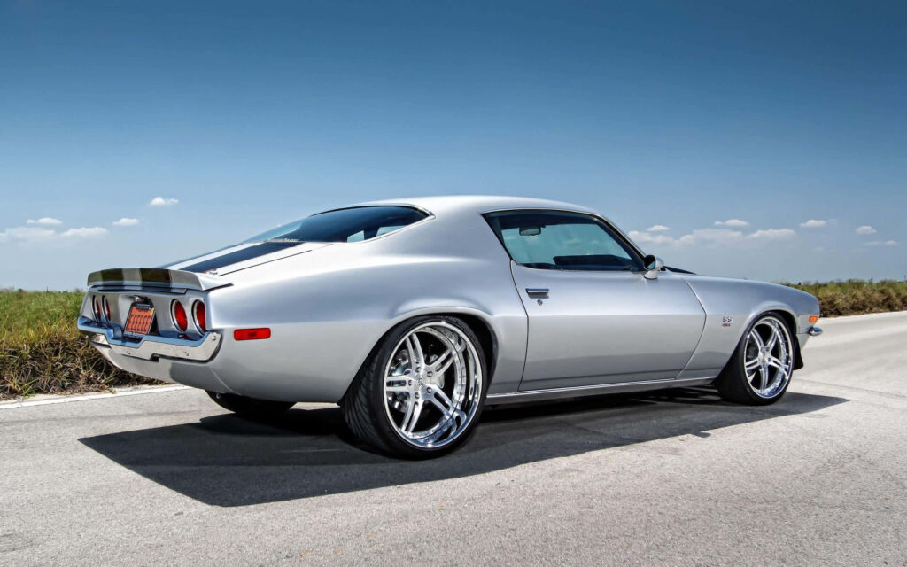 Sleek Silver Chevy Camaro SS Wallpaper for Car Enthusiasts