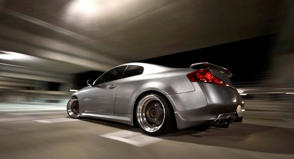 Dynamic Infiniti G35 Wallpaper: Sleek Silver in Motion