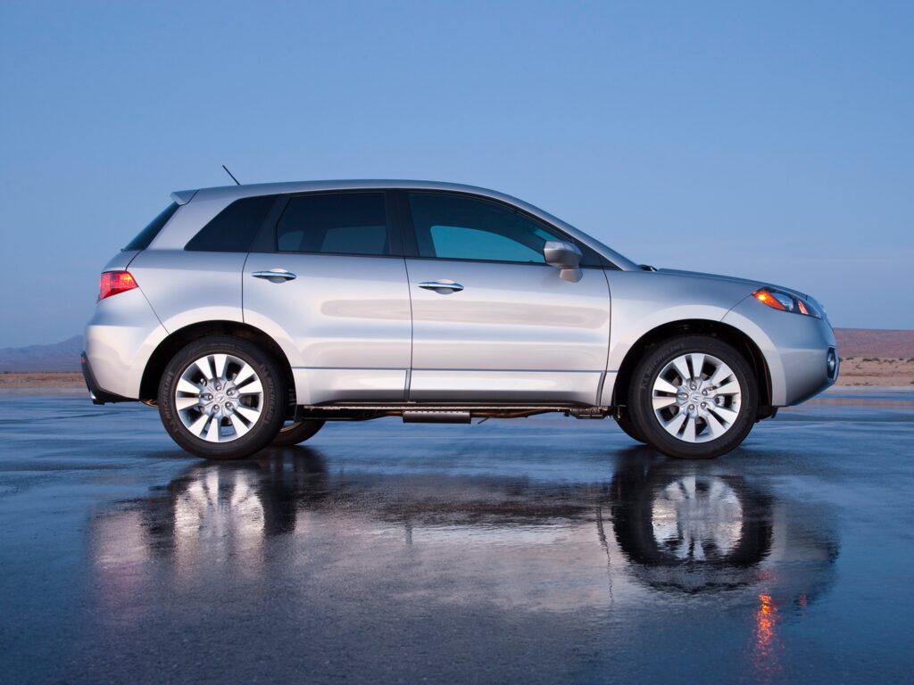 Stylish Silver Acura RDX on Wet Asphalt - Modern Car Wallpaper