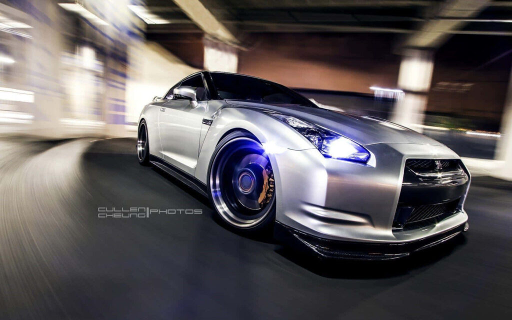 Sleek Silver Nissan GT-R Wallpaper: Speed & Aerodynamic Design