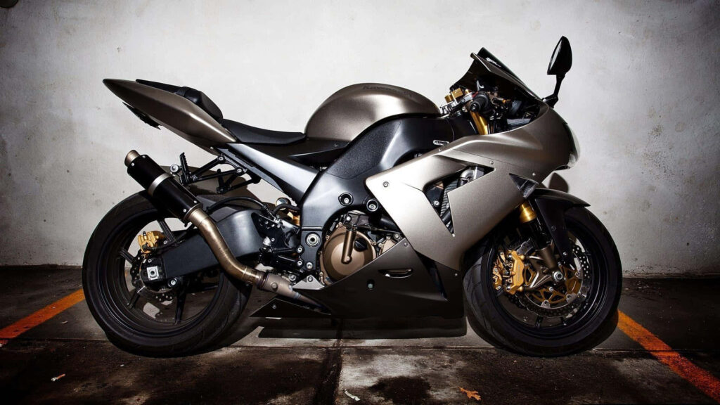 Sleek Silver Racing Motorbike Wallpaper in Urban Setting