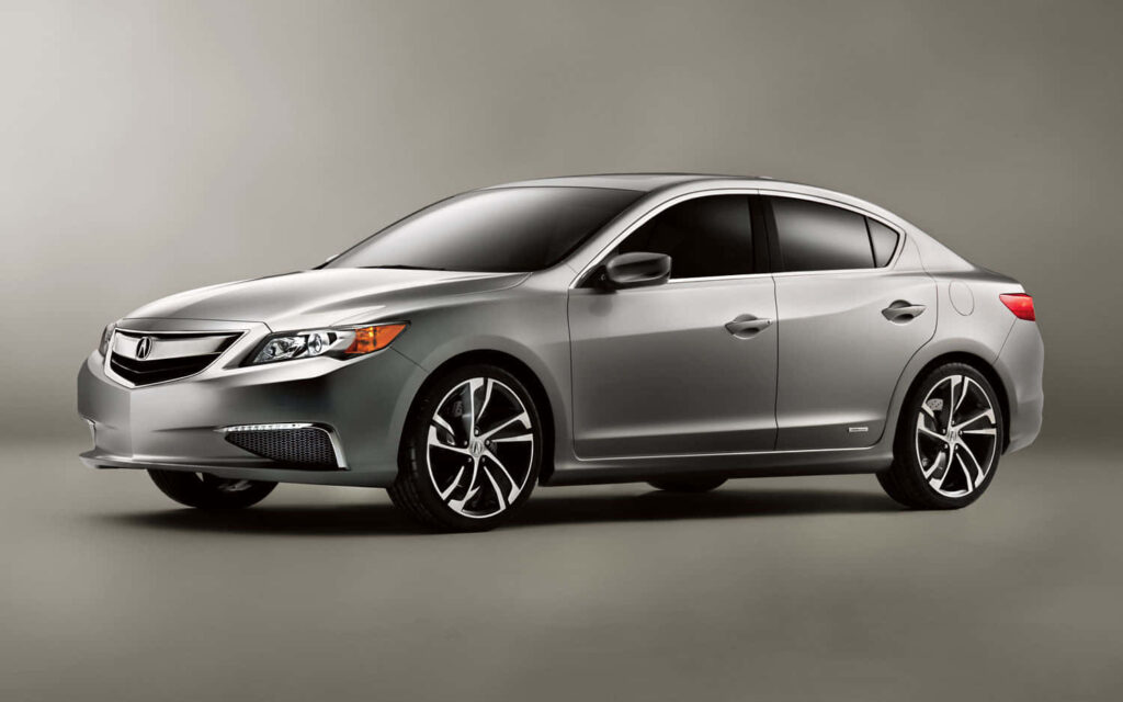 Sleek Silver Sedan Wallpaper - Elegance Meets Performance