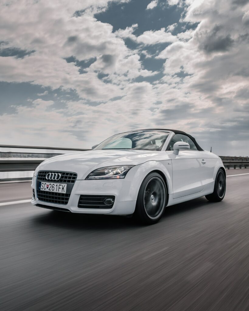 Sleek White Audi in Motion: Dynamic Wallpaper with Blurred Background