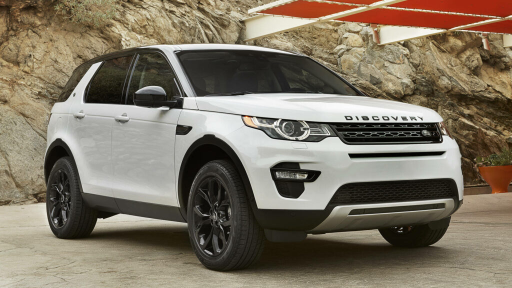 Stylish White Land Rover Discovery: Modern Outdoor Wallpaper Background