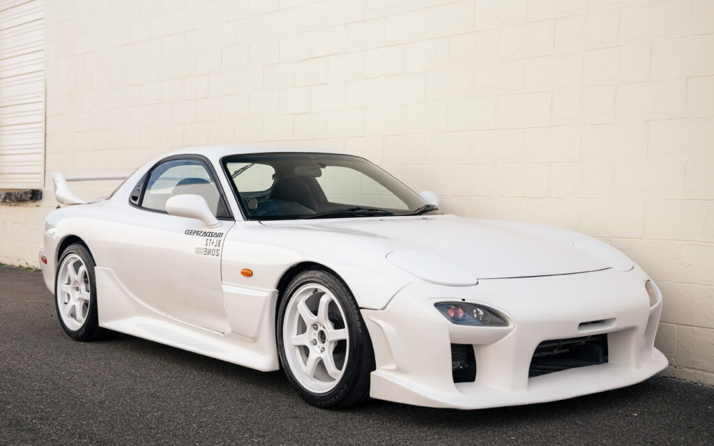 Sleek White Mazda RX-7 Wallpaper: Iconic Design & Aerodynamic Curves