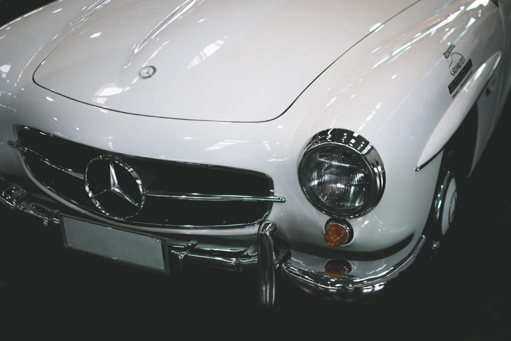 Elegant Classic Mercedes-Benz Wallpaper: Sleek Design & Chrome Accents
