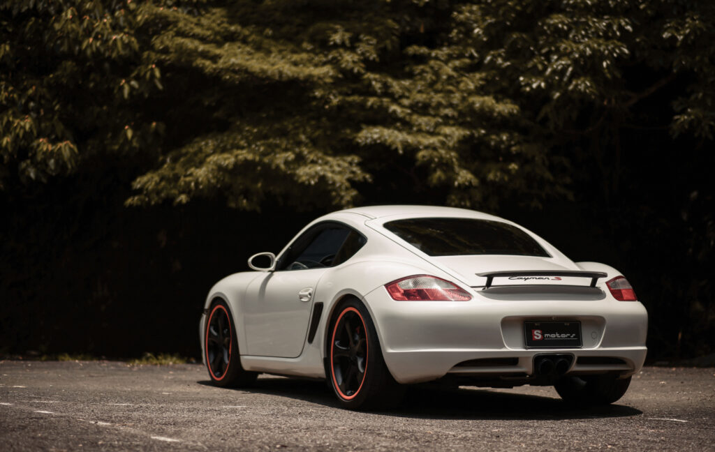 Sleek White Porsche Cayman S: Elegant Side View Wallpaper