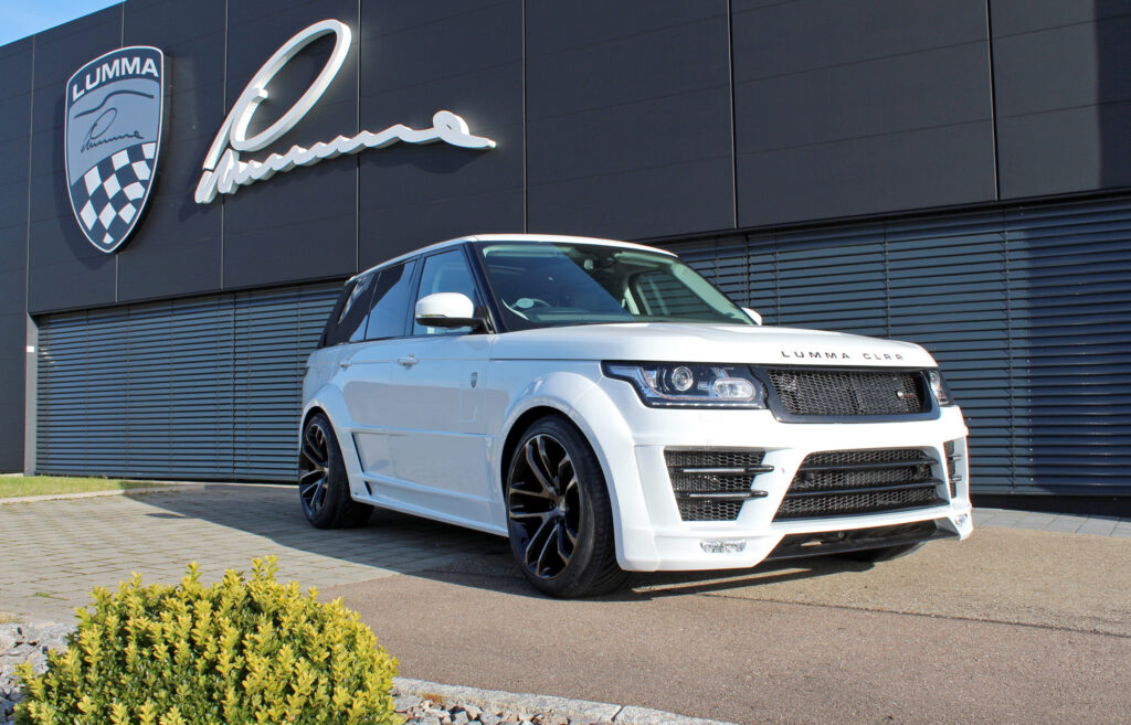 Sleek White Range Rover L405 Side View in Modern Setting Wallpaper