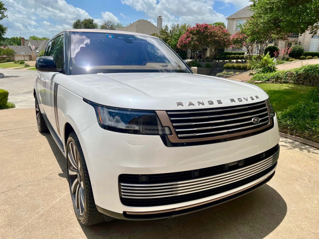 Sleek White Range Rover: Elegant Suburban Wallpaper Background