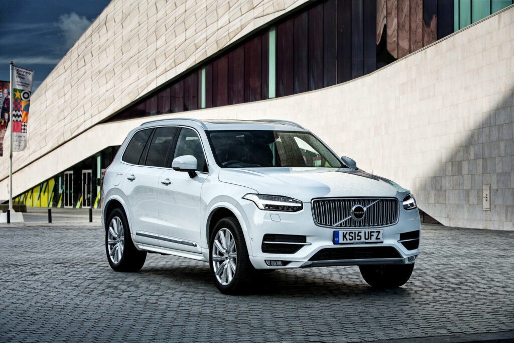 Elegant White Volvo XC90 Inscription Wallpaper with Modern Architecture